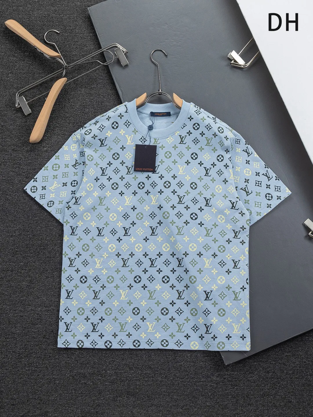 🅿️200 Louis Vuitton 1V LV lv slightly wide version S-XL LV 26ss new products are available at the counter simultaneously. Multiple craftsmanship. Chest patch letters 🪡 embroidery. Back patch letters four-leaf clover 🍀🪡 embroidery. Round neck short-sleeved T-shirt, same style for men and women! Consigned to one-to-one creation. Synchronized with the official website, pure cotton fabrics at the counter! It is close to the skin and comfortable, durable and easy to wear. It has a classic and simple logo design and meticulous original craftsmanship. Short-sleeves, a must-have item for men, do not appear to be the same for the general public, but must be unique and eye-catching. This LV short-sleeve is all about quality, comfort, the same shape and fashion as always, including fabrics and cutting techniques. All of them have been made with great effort! 320 grams of washed pure cotton fabric, pure cotton is breathable, very refreshing and comfortable for daily wear. The rib knitting on the neckline is smooth and tight, and the neckline will not be skewed if you toss it at will. The loose version, you will find that it looks really good on the upper body. The overall is minimalist and neat, super versatile for daily use! Pair it casually with a pair of pants for a youthful look. A T-shirt will make your outfit crazy. It is a fashionable item that can never go wrong! Color: Green Blue Purple Size: S-XL Size chart: S: Shoulder width 50-Bust 56-Length 70 M: Shoulder width 52-Bust 57-Length 72 L: Shoulder width 54-Bust 59-Length 74 XL: Shoulder width 56-Bust 62-Length 76